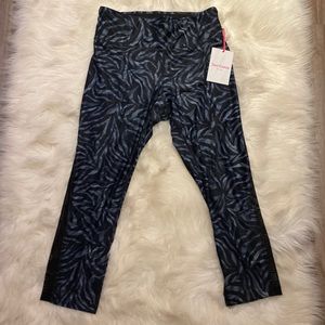 Juicy Couture Sport Black Print Capri Cropped Athletic Leggings Size Small NWT